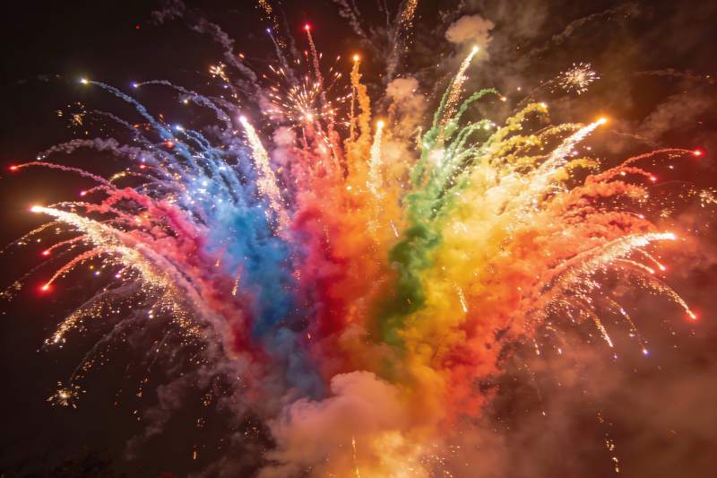 夜空中绚丽多彩的烟花绽放图片