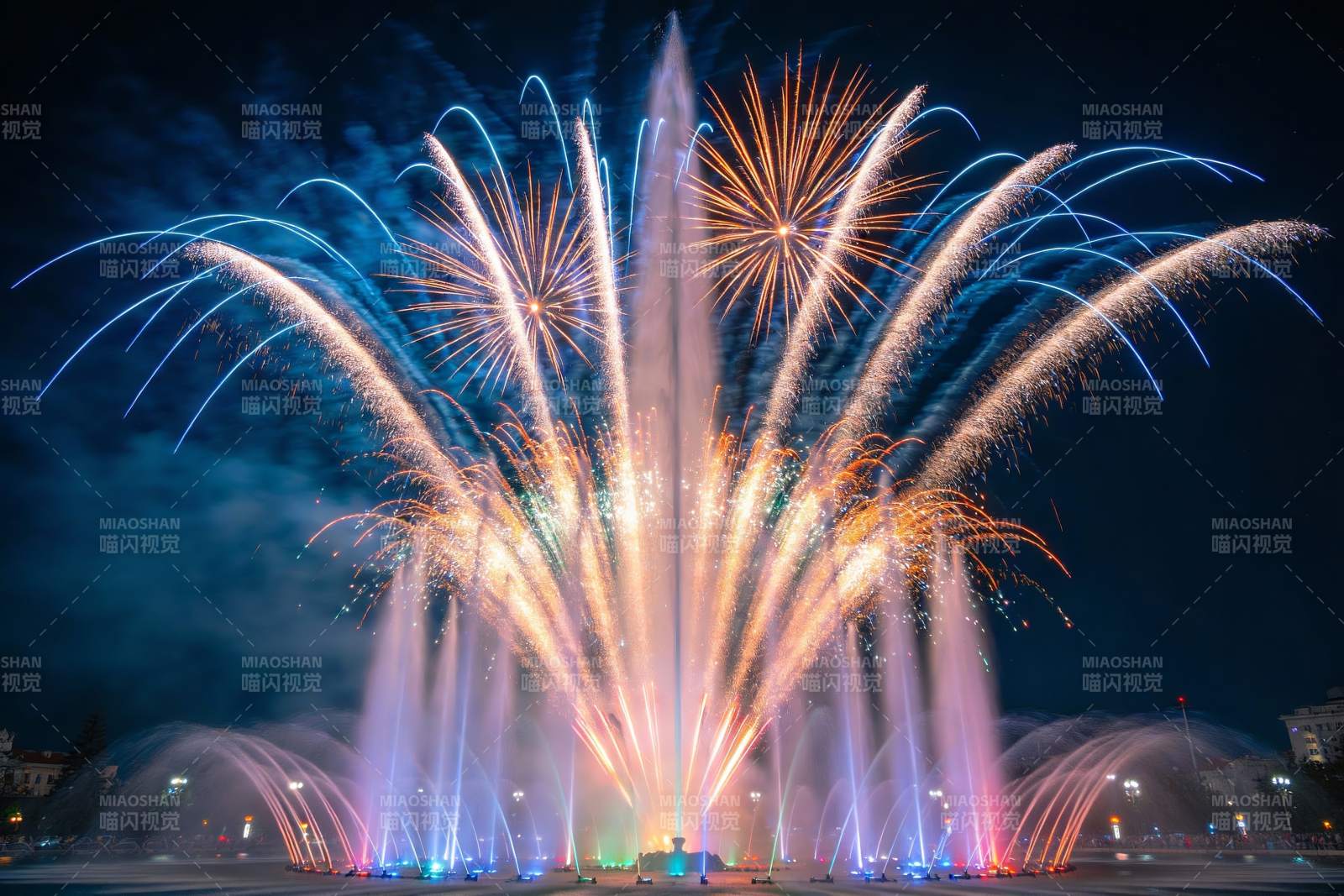 夜空烟花与喷泉交相辉映图片