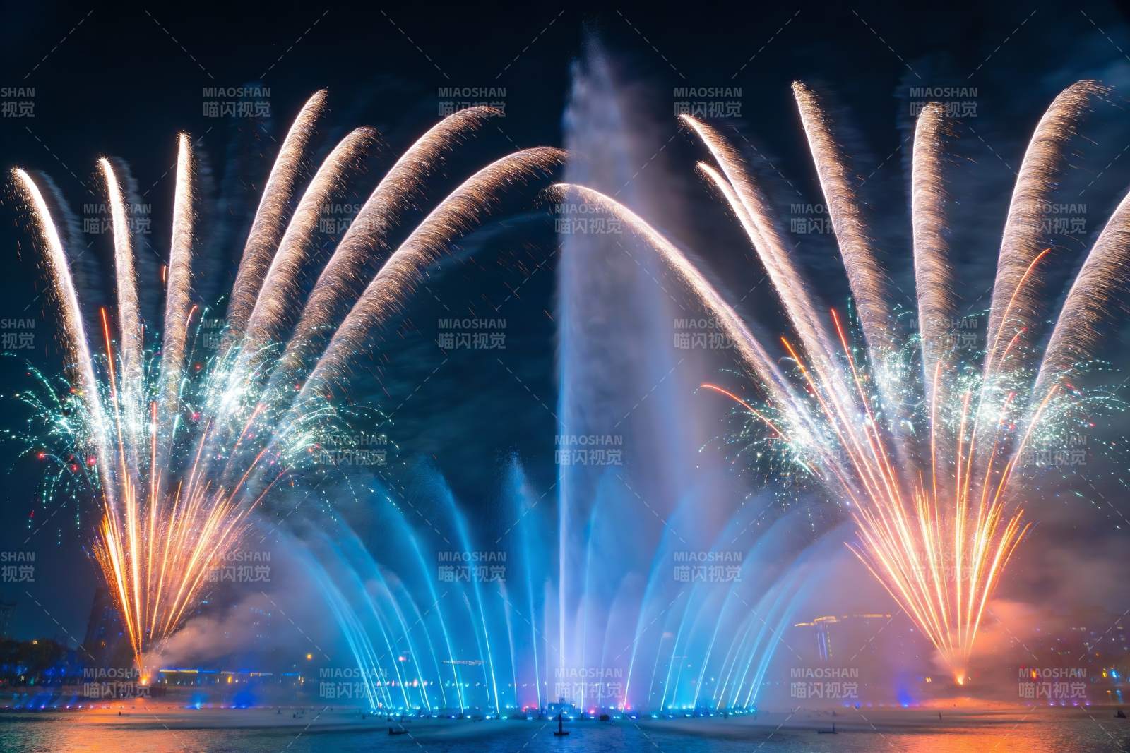 夜空烟花与喷泉交相辉映图片