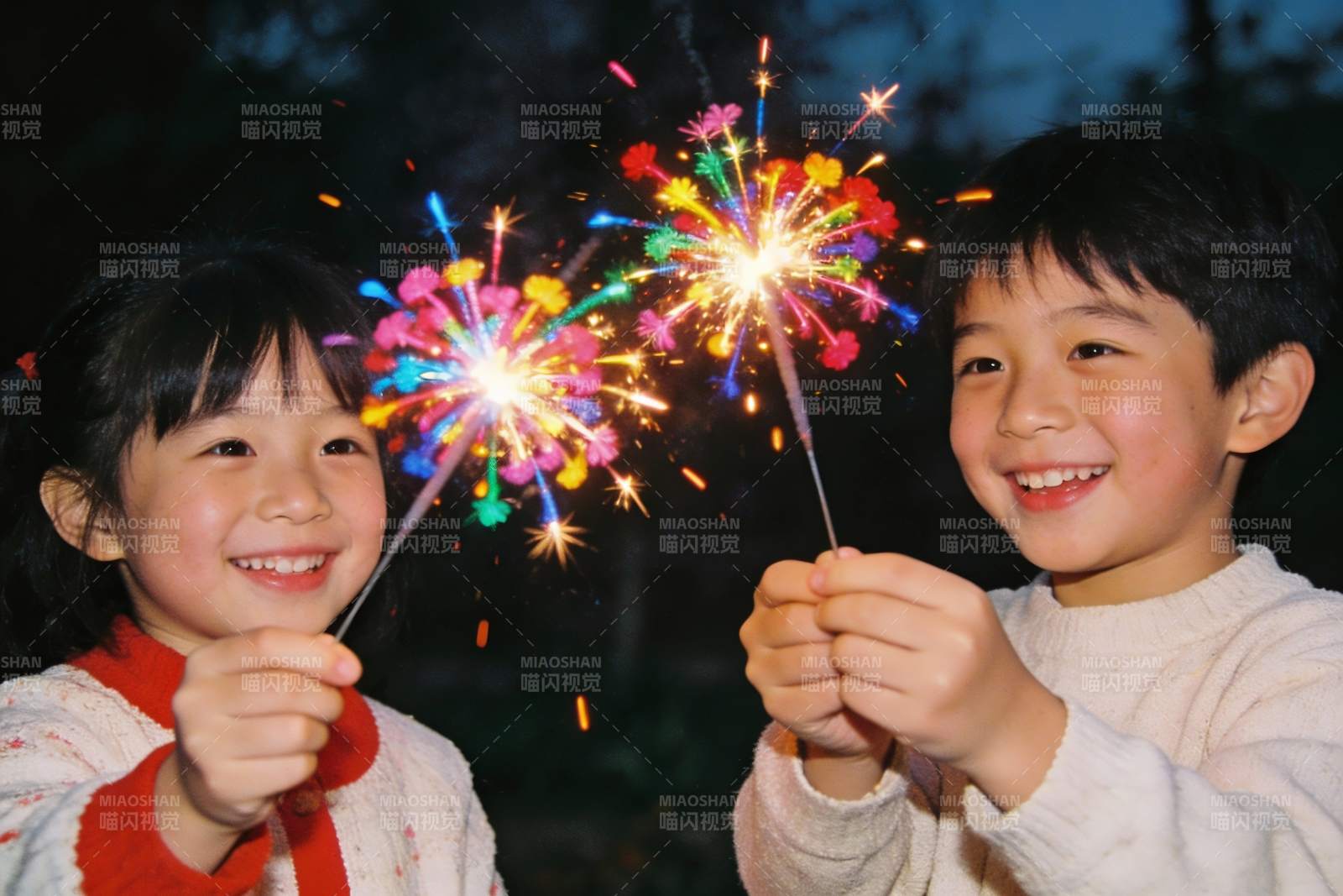 儿童手持烟花夜景微笑图片