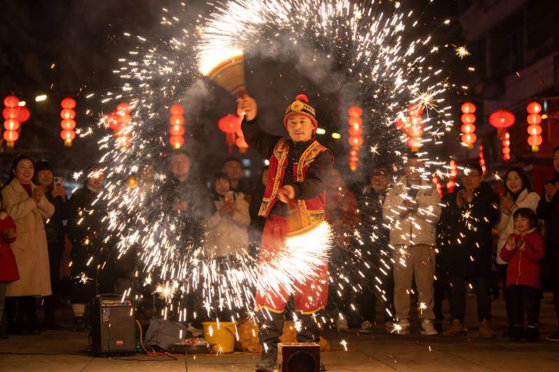 夜场烟花表演热闹非凡图片