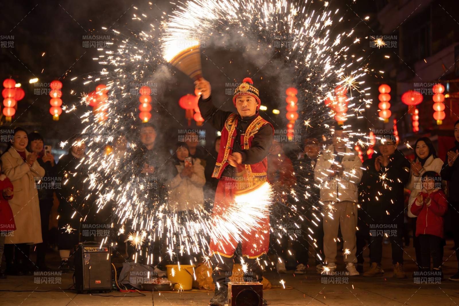 夜场烟花表演热闹非凡图片