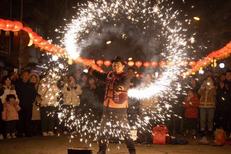 夜场烟花表演人群围观图片