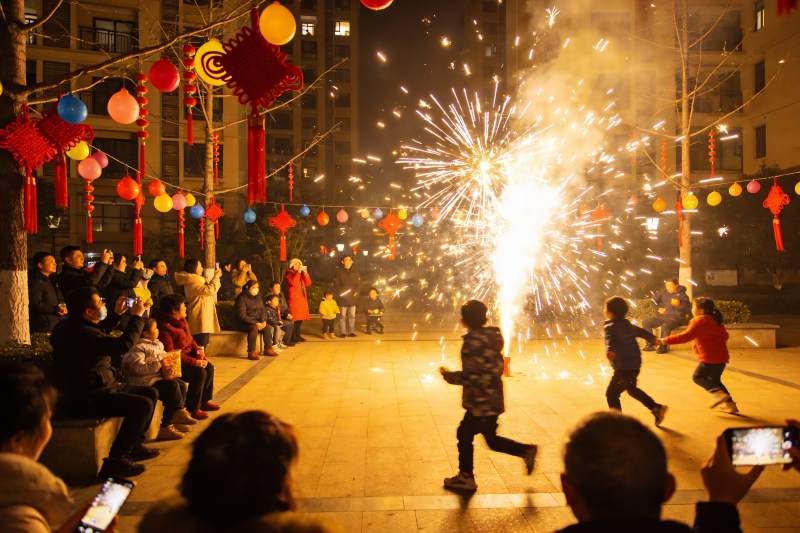 夜景烟花儿童嬉戏人群围观图片
