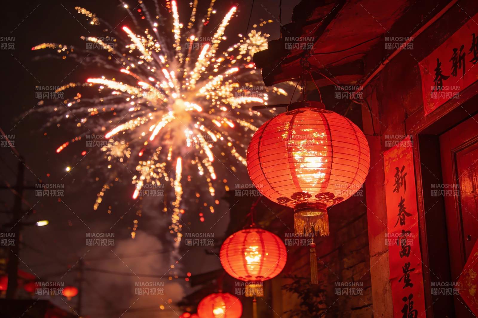 夜空中绽放的烟花与红灯笼图片