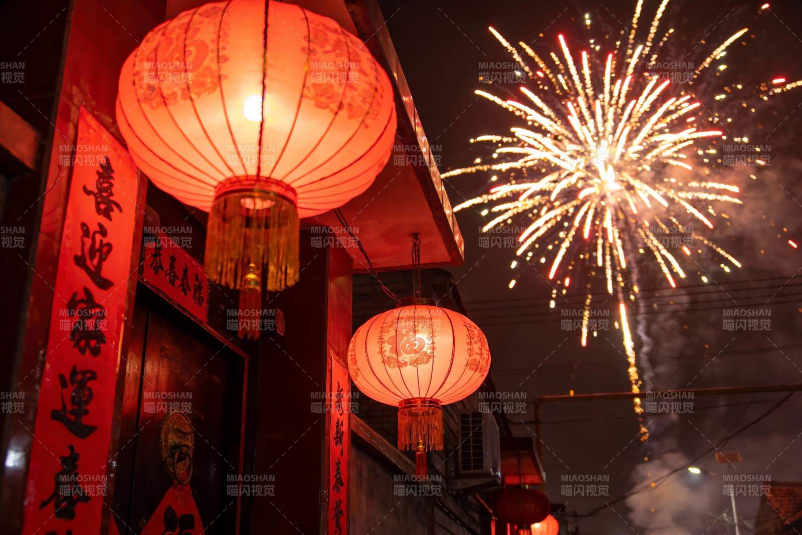 夜空烟花绽放灯笼高挂图片