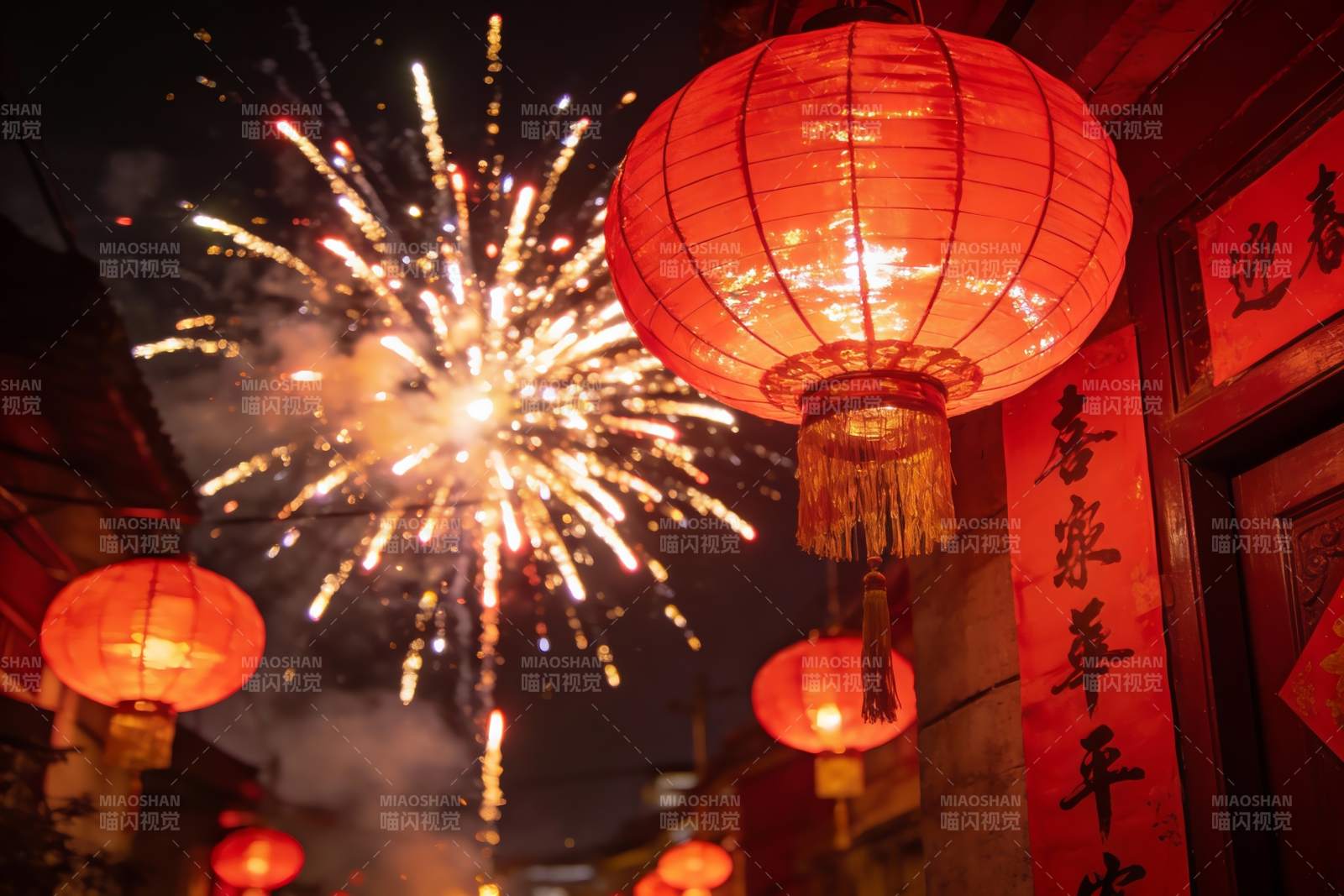 夜空中绽放的烟花与红灯笼图片