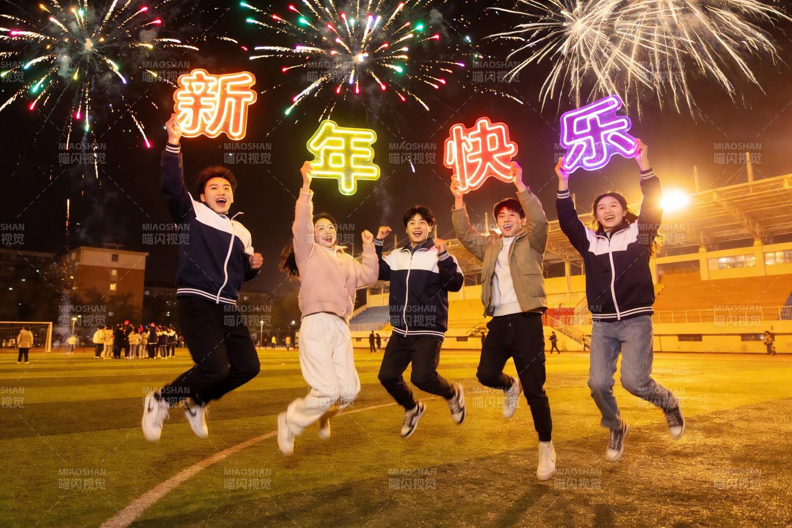 新年夜烟花下青春跳跃图片