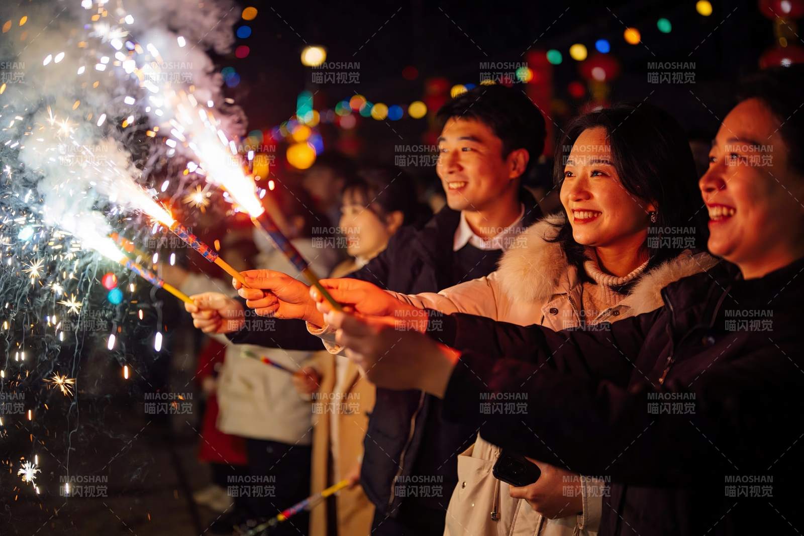 夜景烟花欢庆人群图片