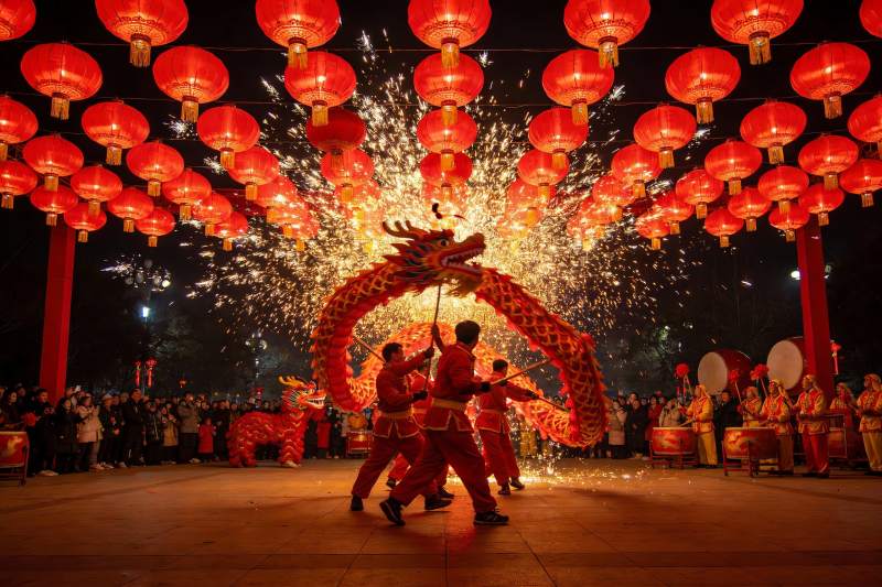 夜空中舞动的红色龙灯表演图片