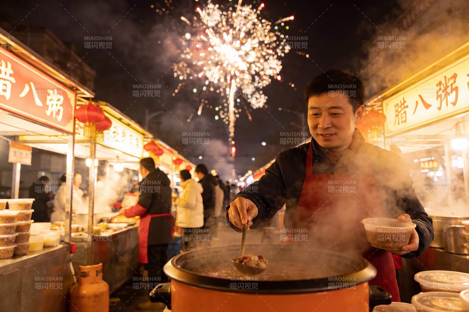 夜市烟火下摊贩煮粥场景图片