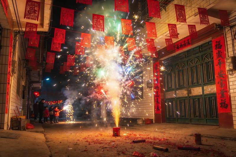 夜街烟花绽放人群欢庆图片