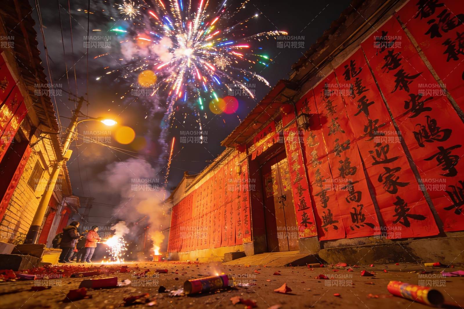 夜街烟花绽放欢庆场景图片