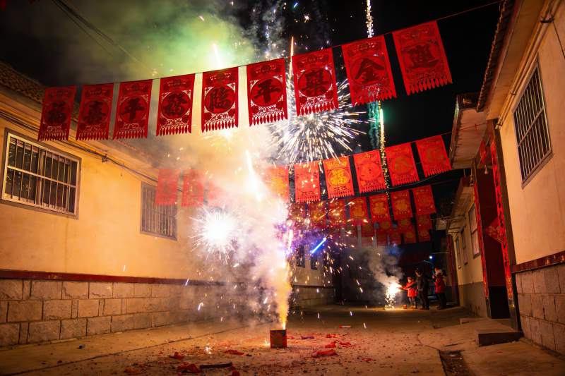 夜街烟花绽放挂红灯笼图片