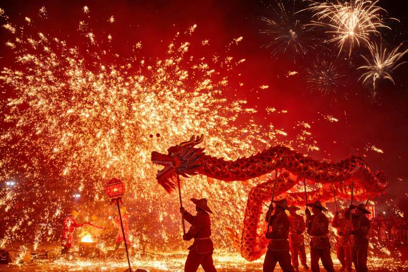 夜空中舞龙烟花璀璨夺目图片