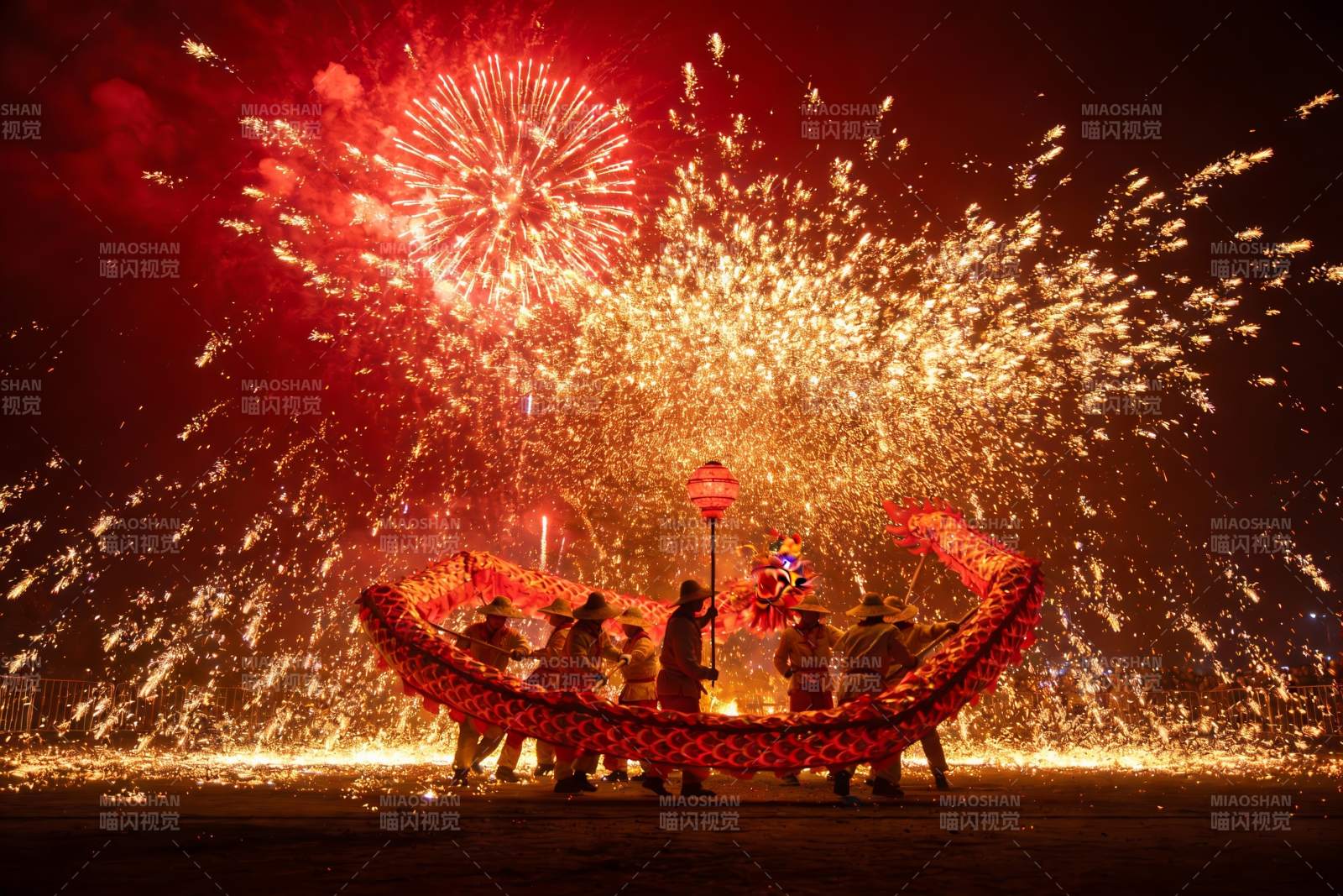烟花下舞龙表演热闹非凡图片
