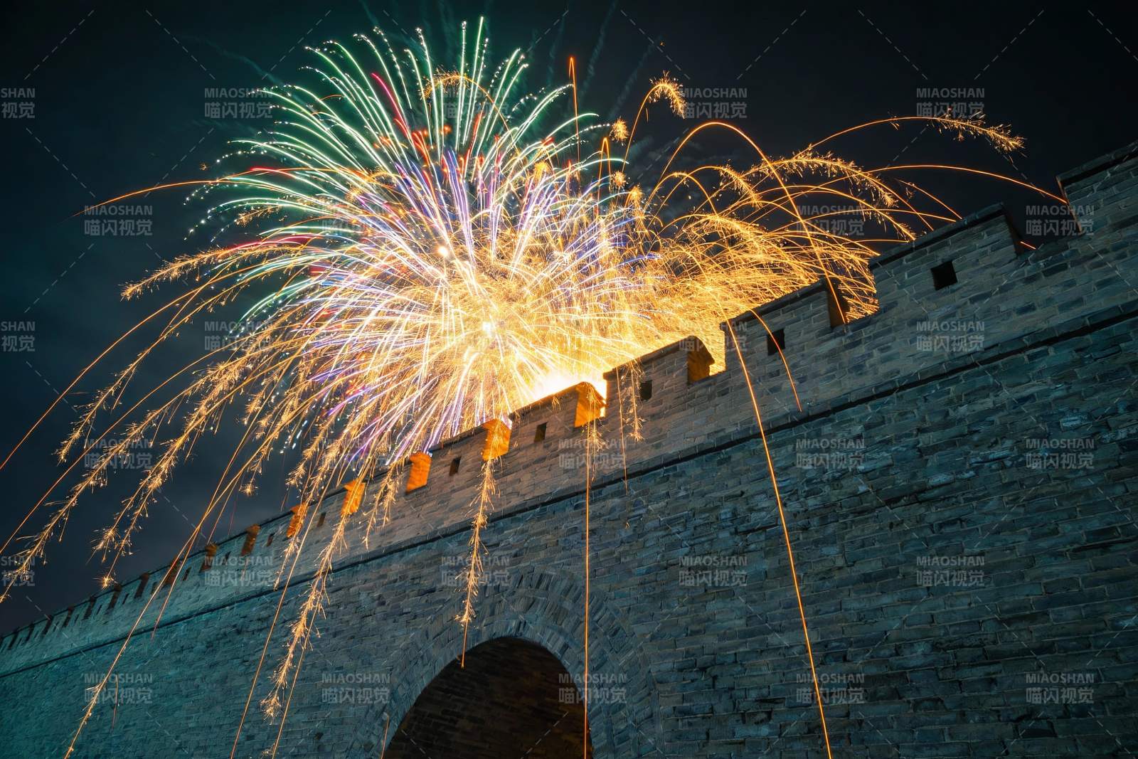 古城墙夜空烟花绽放图片