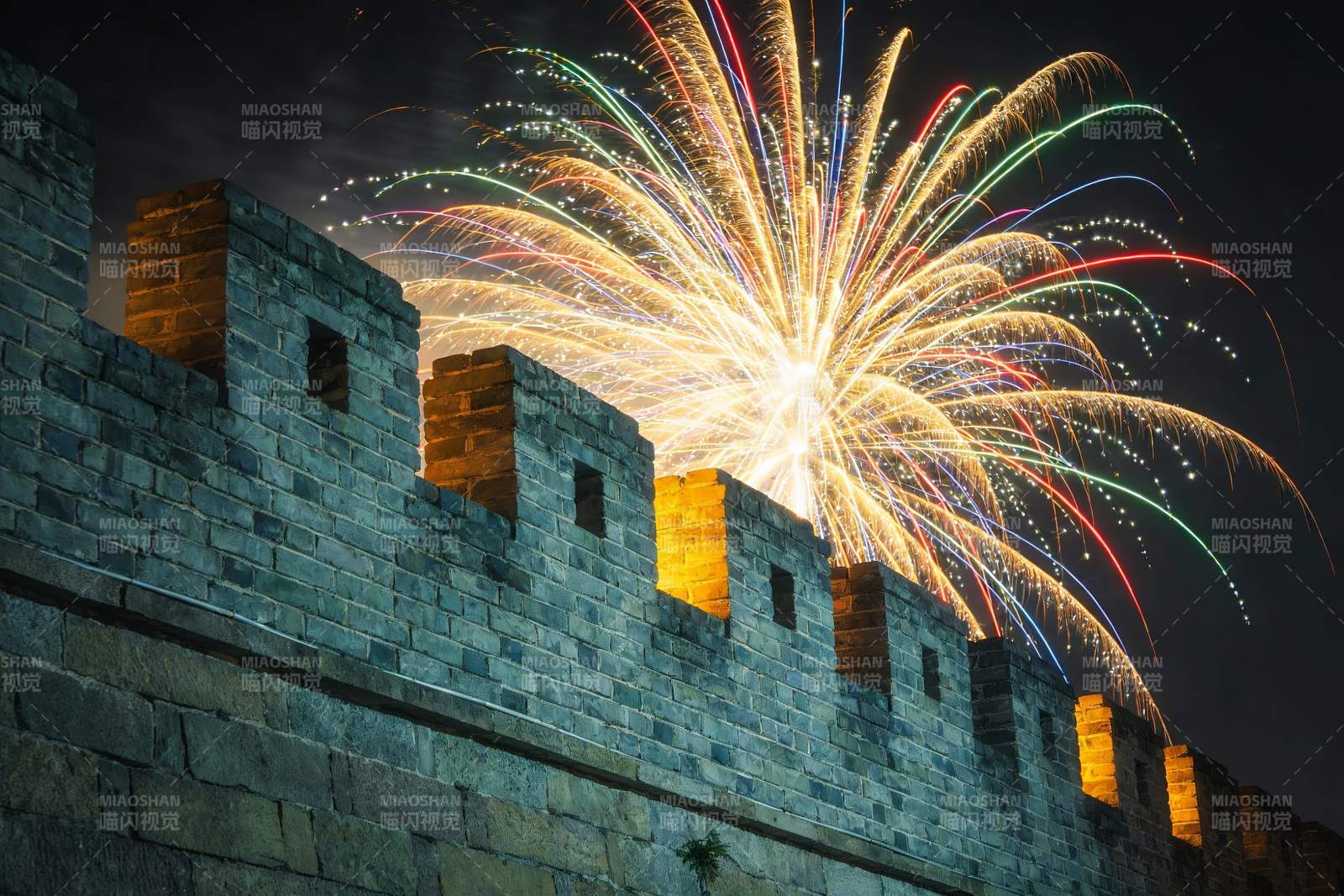 古城墙夜空烟花绽放图片