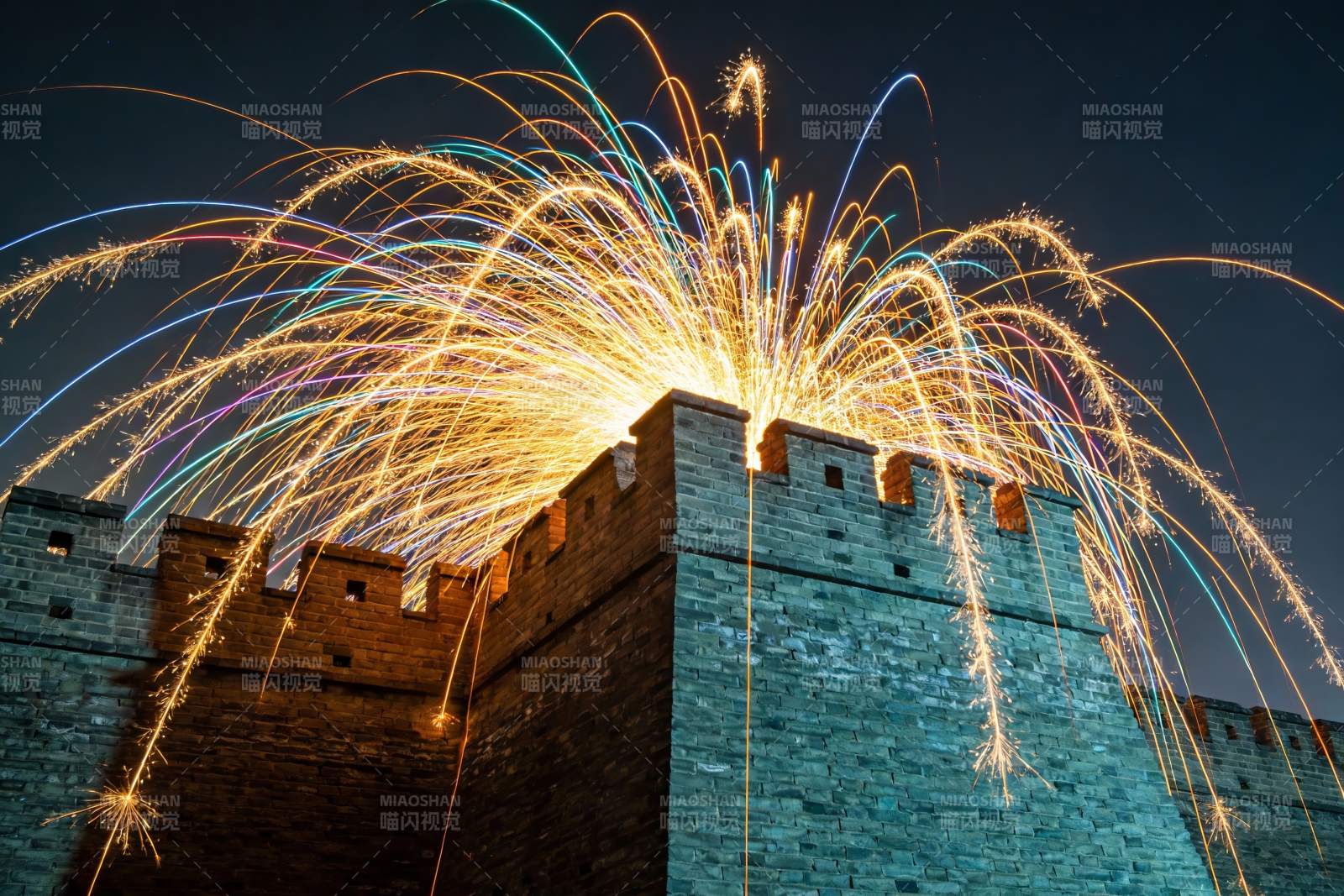 长城烟花绽放夜图片