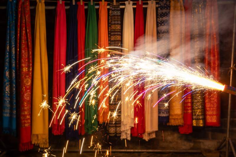 烟花绽放彩带飘扬图片