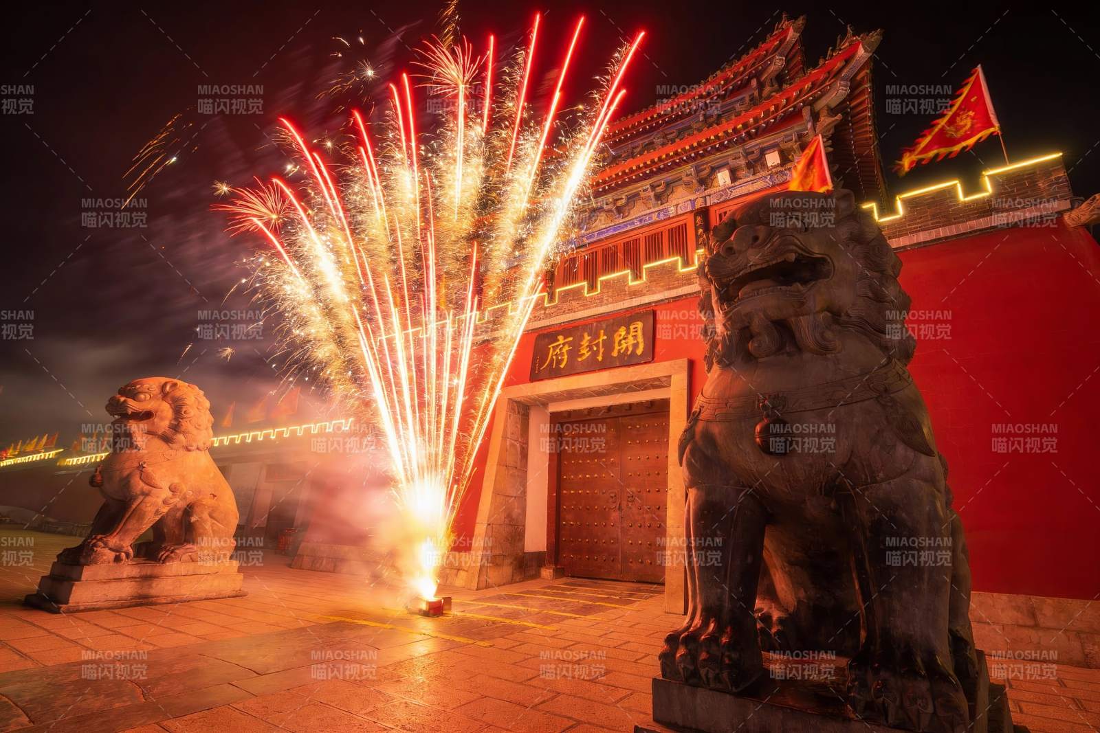 夜幕下的古建筑烟花秀图片