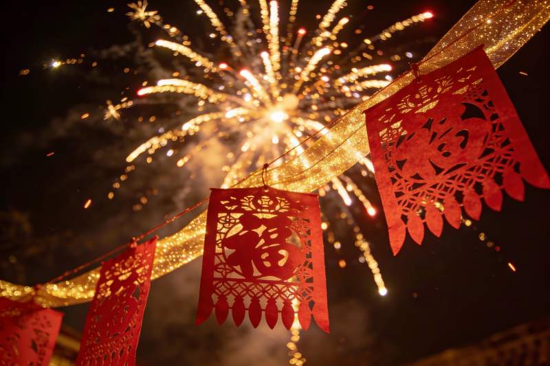 烟花璀璨夜空中挂饰福字图片