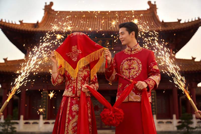 中式婚礼现场新人手持烟花图片