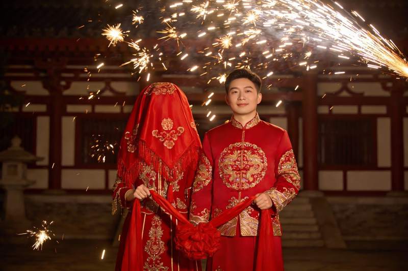 中式婚礼夜景烟花新人图片