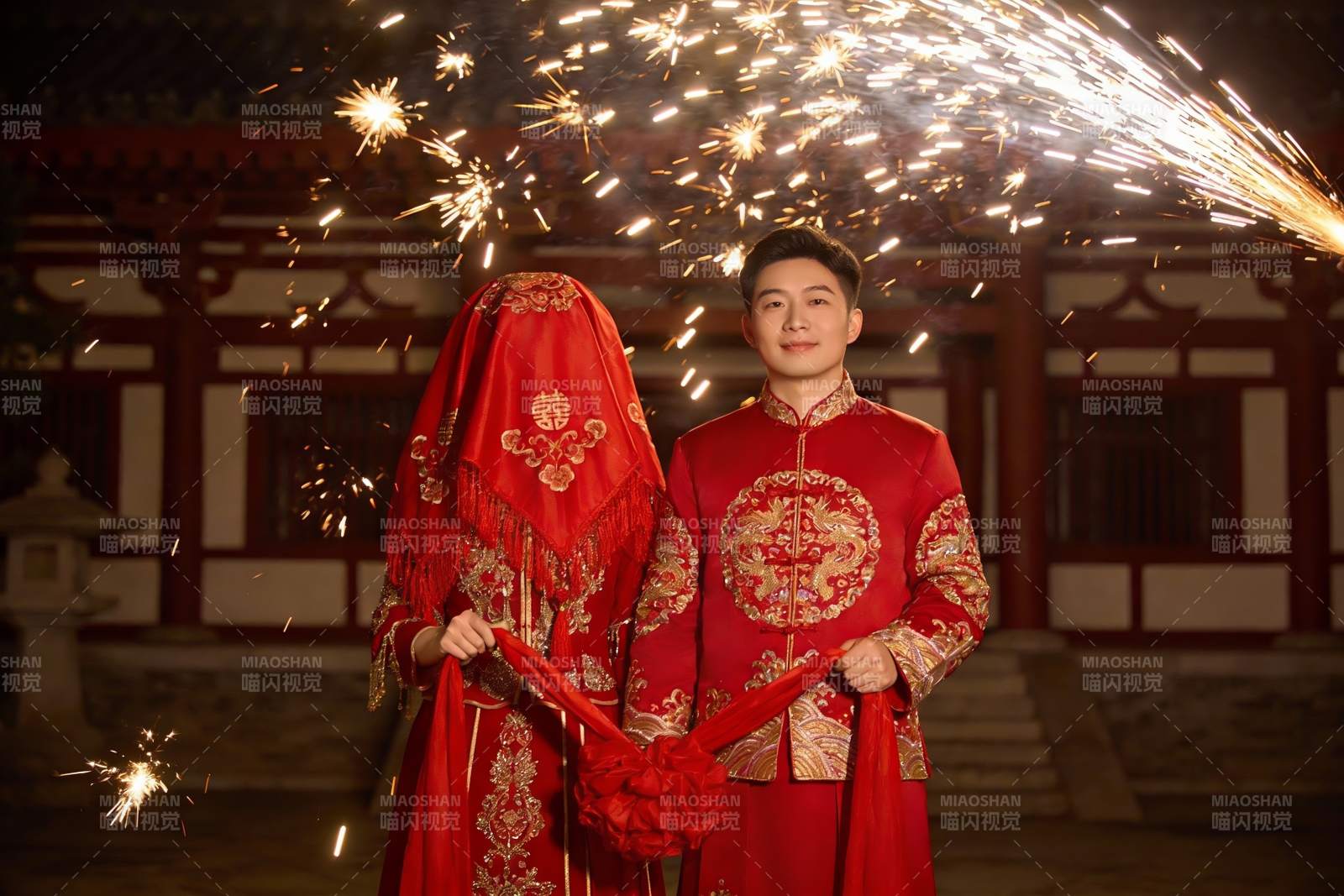 中式婚礼夜景烟花新人图片