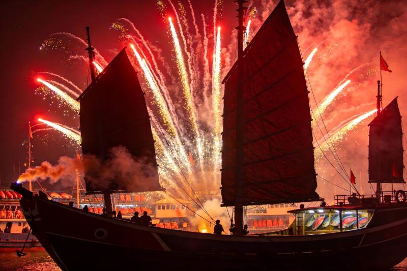 夜幕烟花下的古船盛景图片