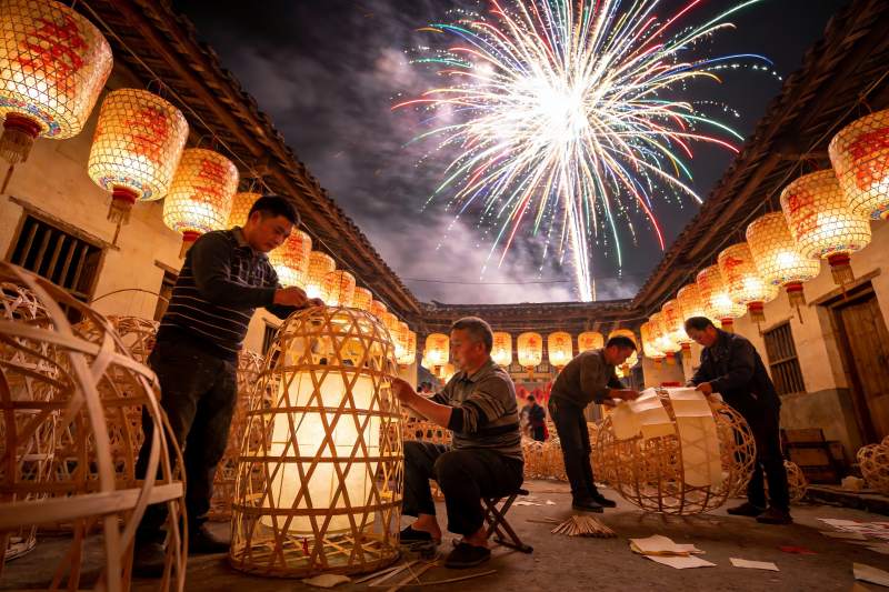夜空烟花下灯笼制作场景图片