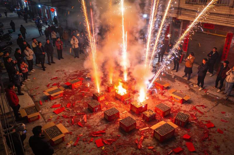 夜街头烟花绽放人群围观盛景图片