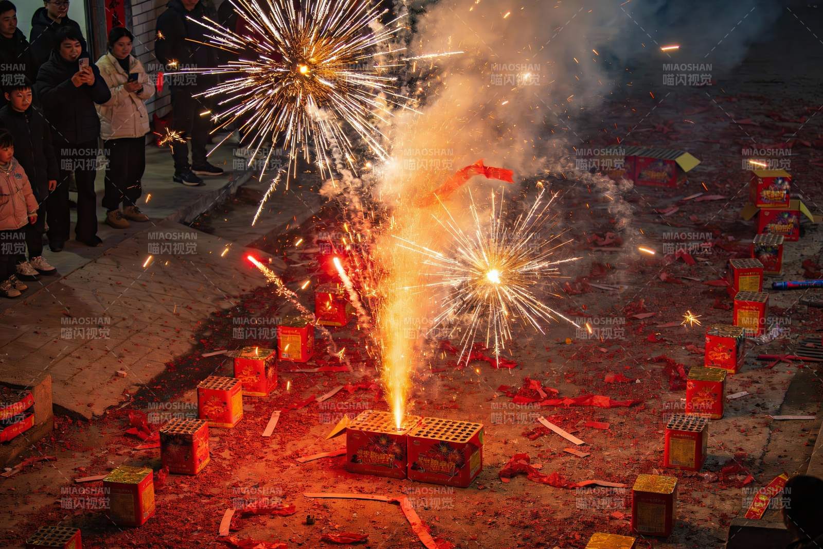 夜空中绽放的烟花与围观人群图片