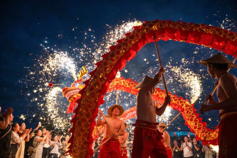 夜空中舞龙表演火花四溅图片