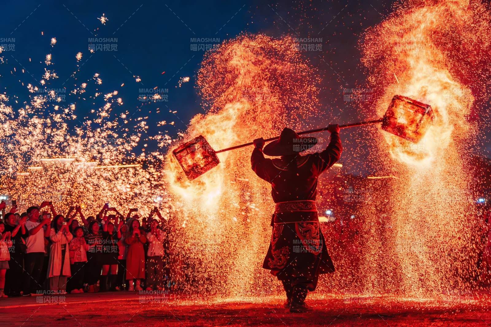 火舞表演火花四溅震撼人心图片