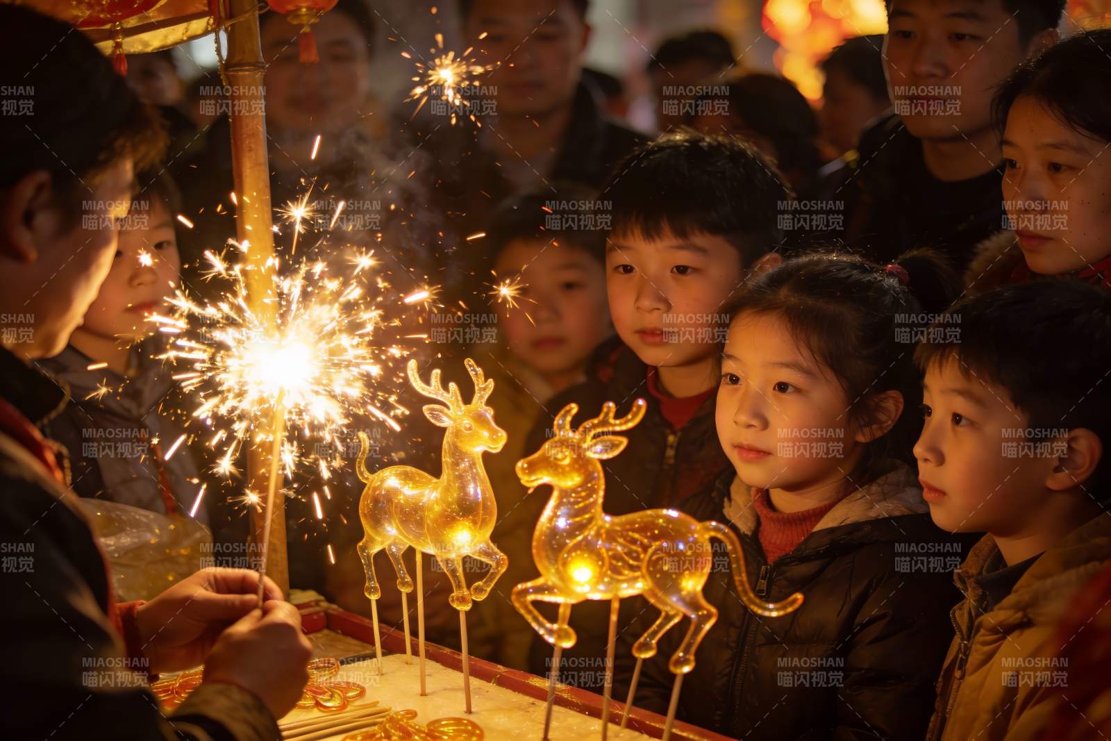 儿童围观手持烟花与发光鹿灯图片