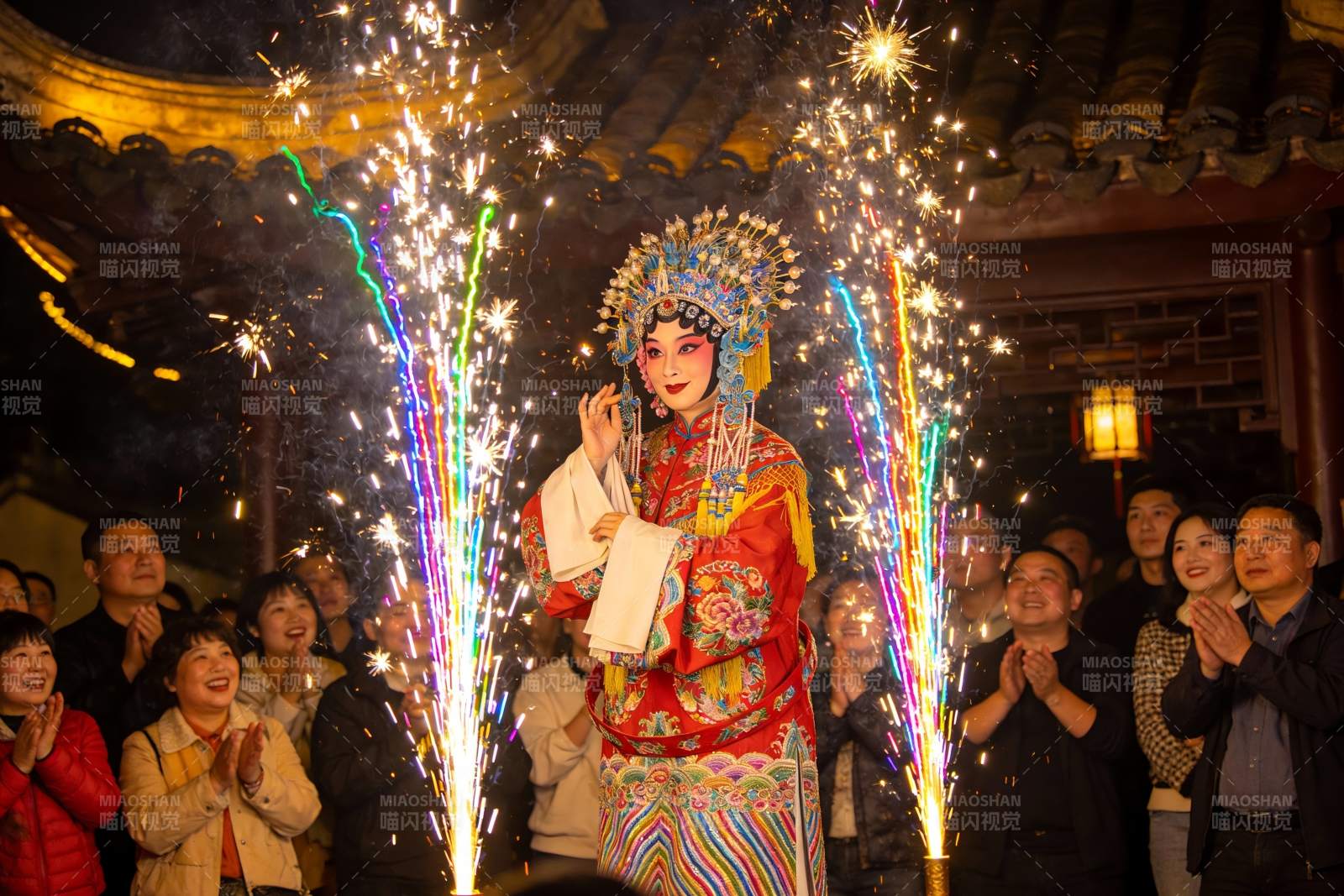 传统戏曲表演烟花助兴图片