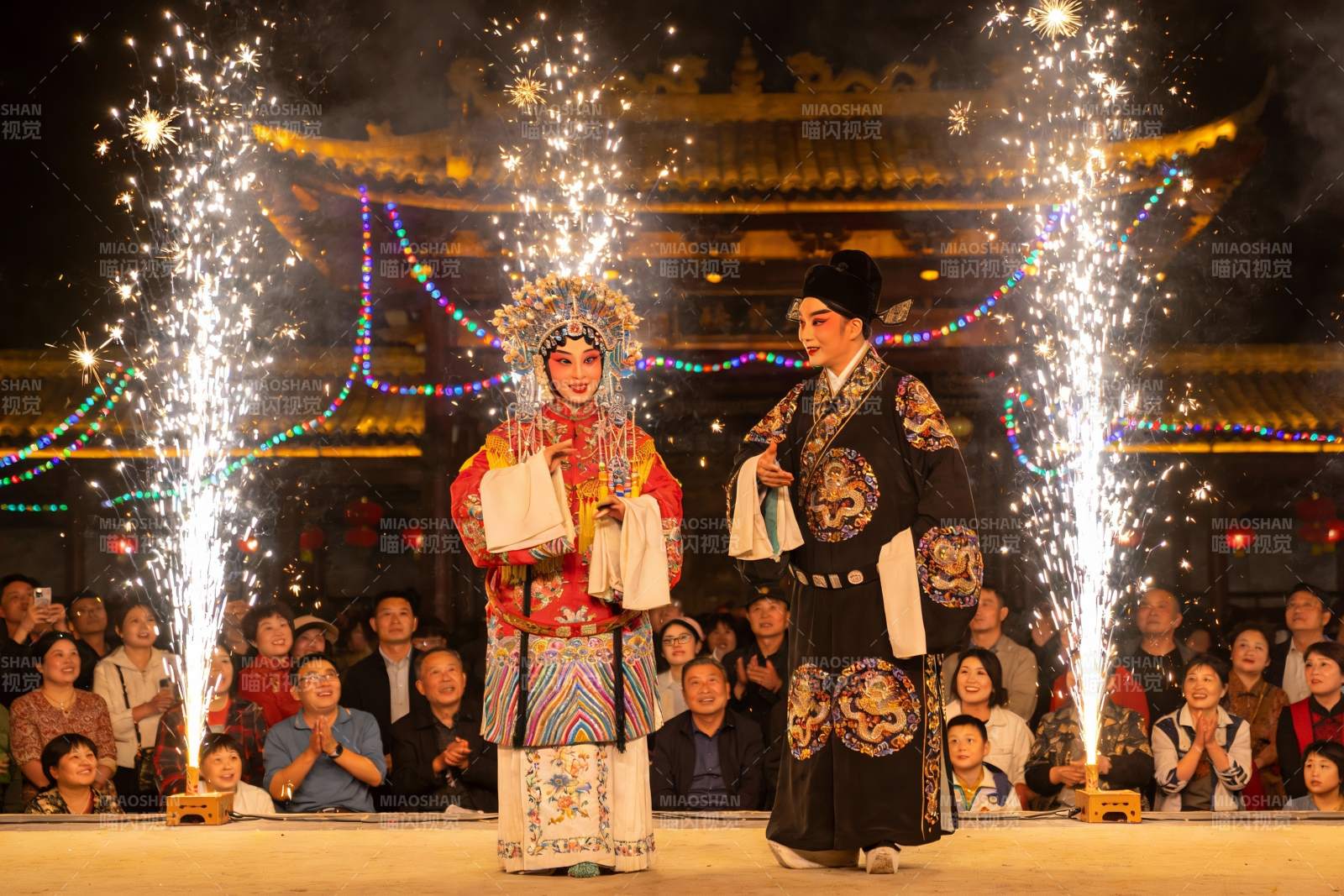 传统戏曲表演烟花璀璨图片