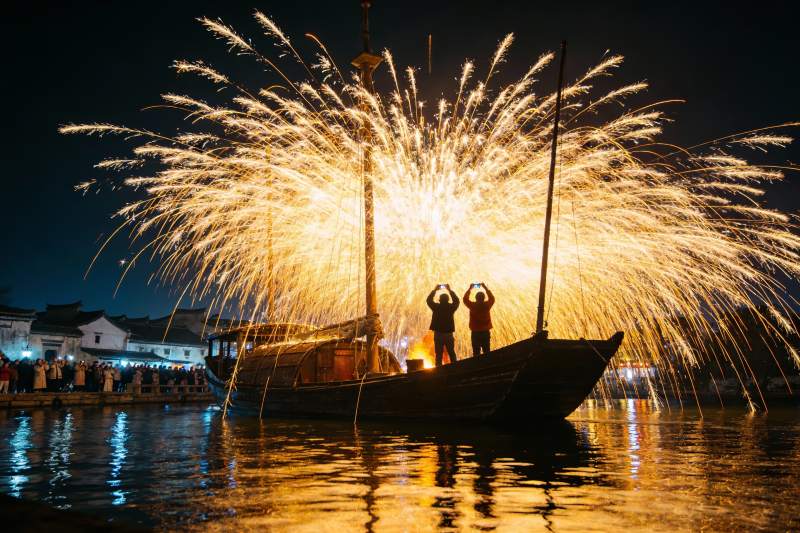 夜幕江上烟花绽放游船图片