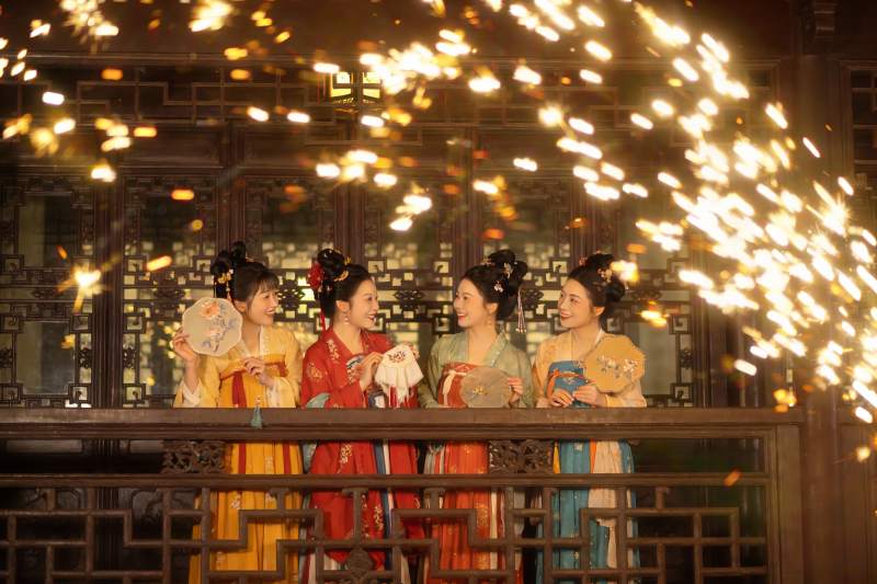 四位身着汉服女子在古建筑前图片