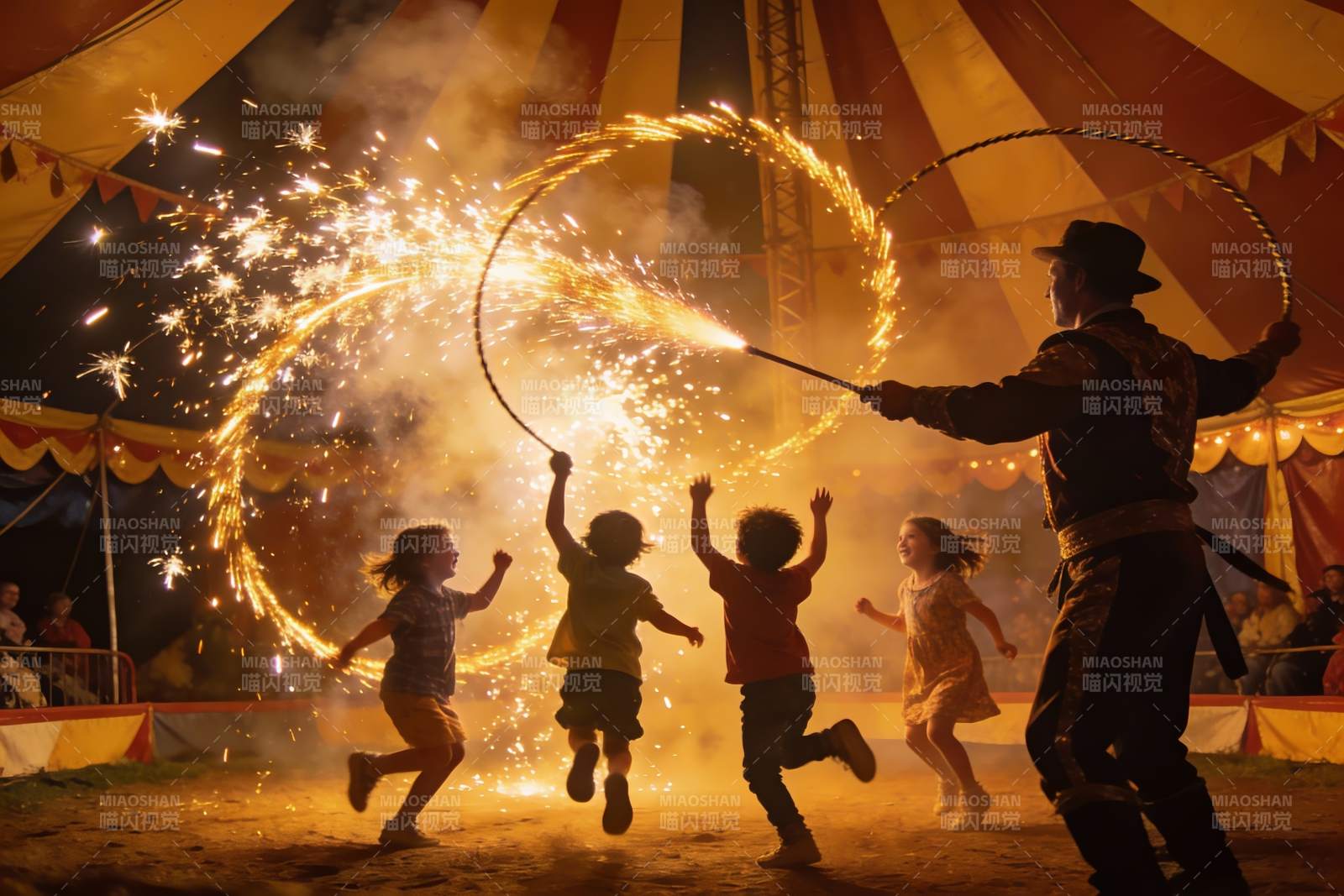 烟花表演中孩子们的欢乐瞬间图片