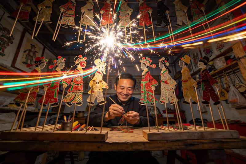 匠人制作皮影戏偶现场图片