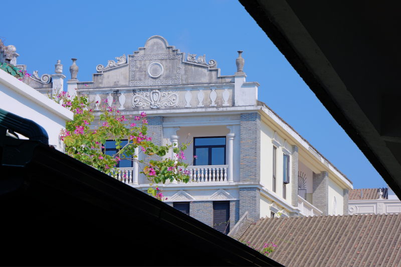 欧式建筑与花丛图片