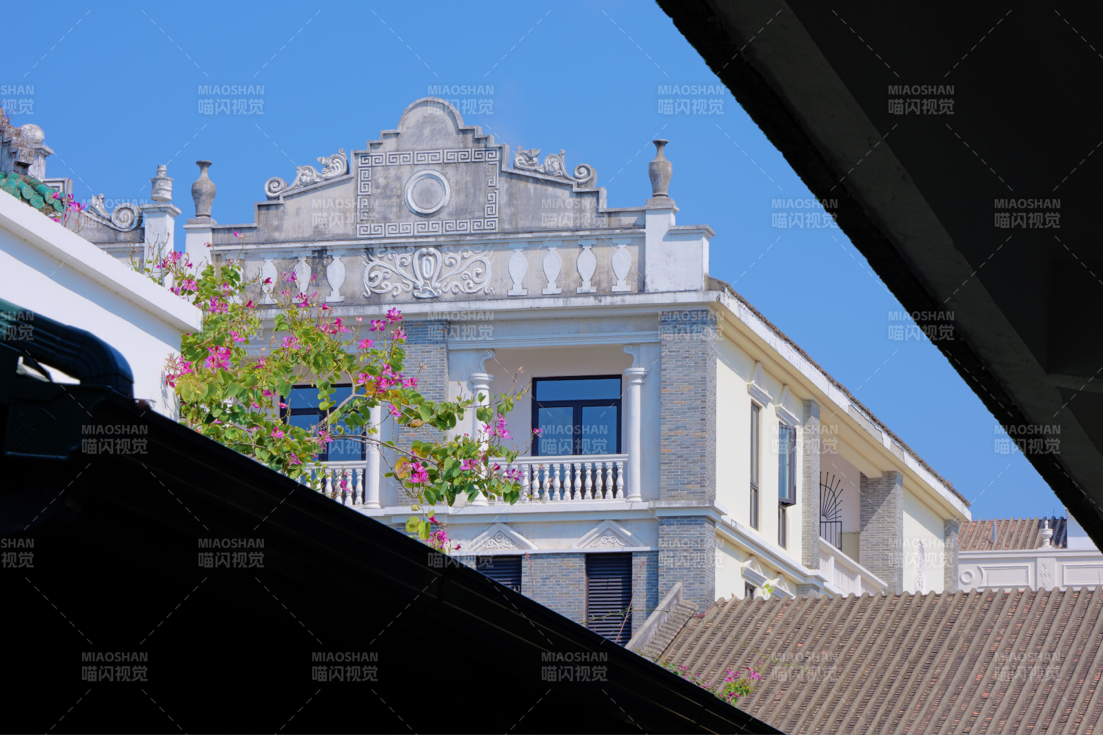 欧式建筑与花丛图片