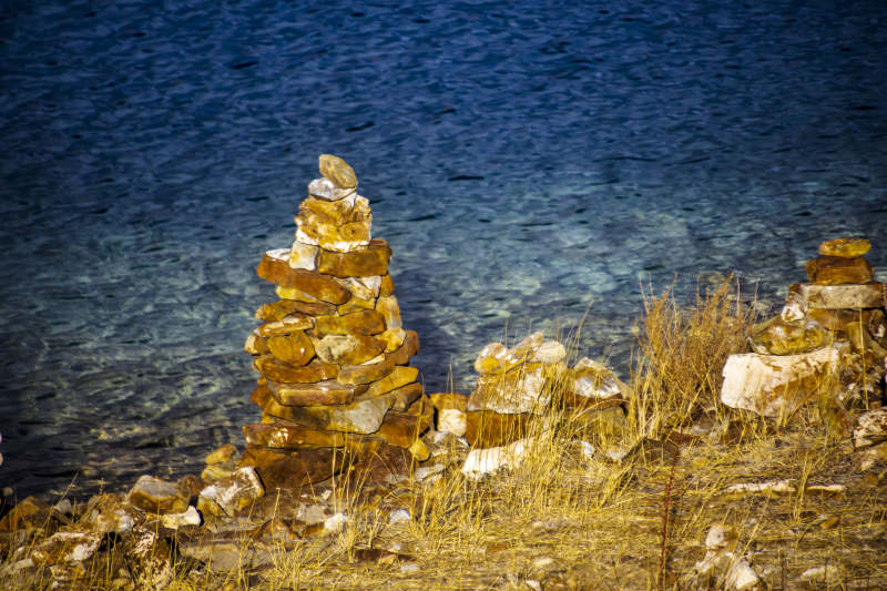 湖畔石堆静景图片