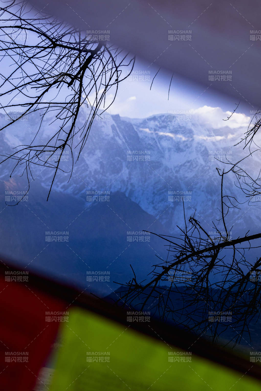 雪山之巅的静谧图片