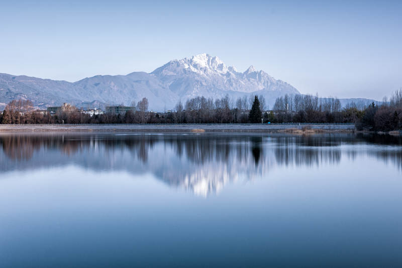 雪山倒影湖面图片