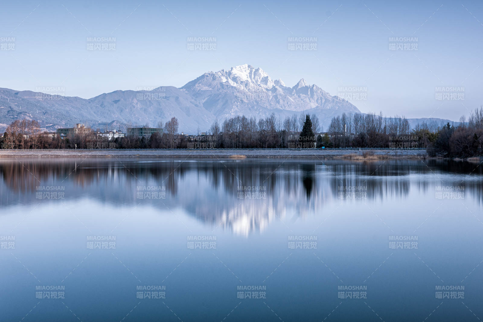 雪山倒影湖面图片