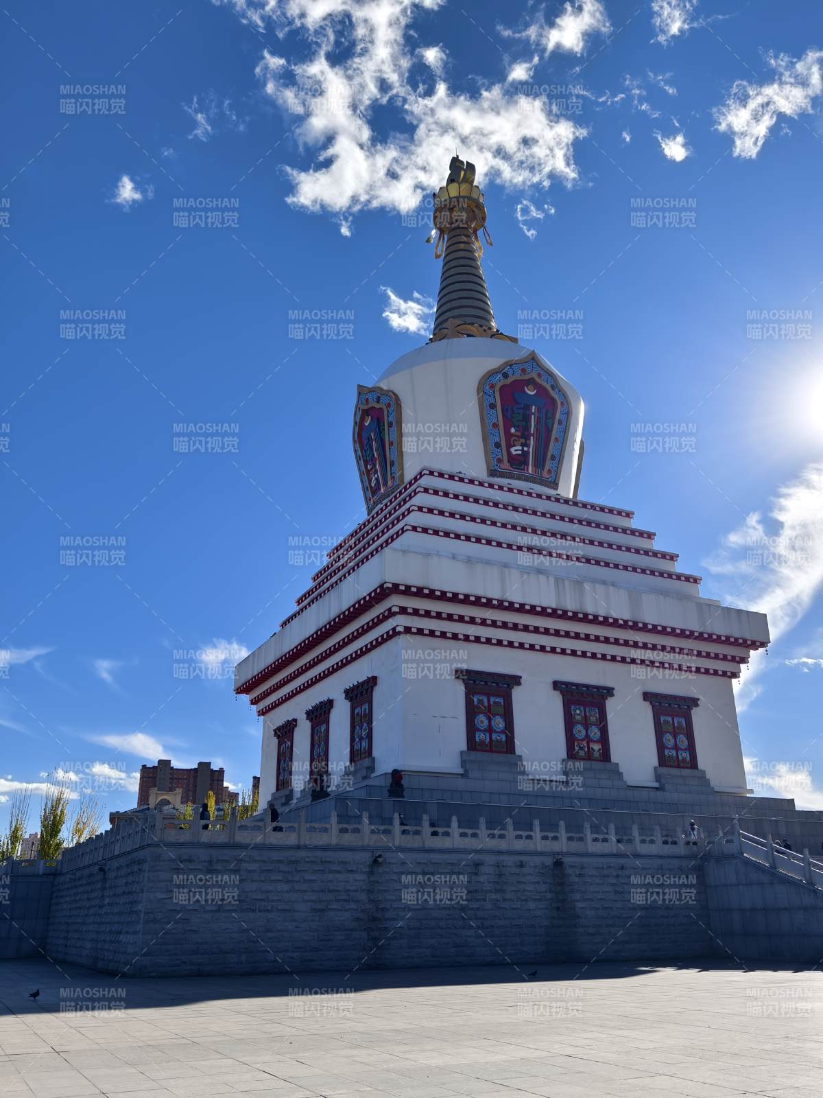 白塔蓝天映衬图片