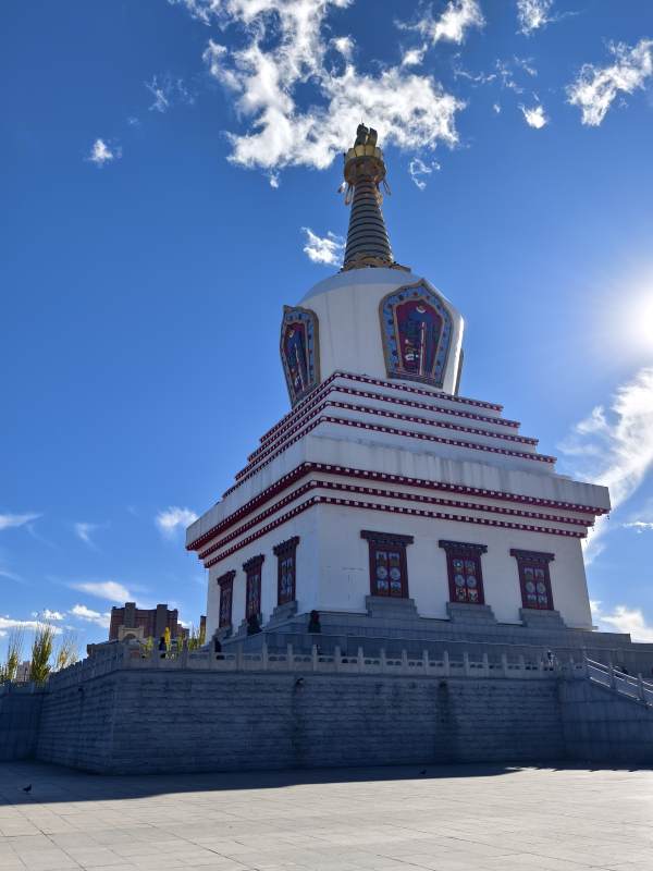 白塔蓝天映衬图片